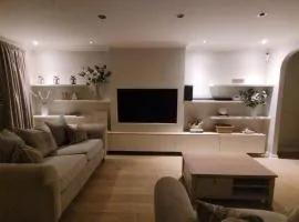 Stylish, Modern 3 bedroom house, free parking x 2