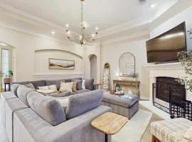 Pool and Outdoor Bar! Spacious Getaway in Sachse