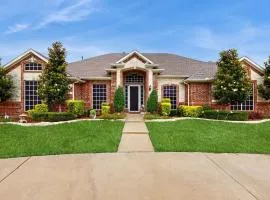 3BR Home with Private Pool, Large Yard, Wet Bar and TV