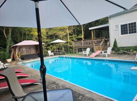 Lovely Home - Relaxing- with many Amenities & Pool, Hotel in Avon