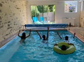 "La Villa du Cap" avec piscine intérieur, billard et à 5 minutes de la plage et des commerces!
