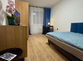 Wygodne studio z balkonem, darmowe parkowanie, przy centrum - blisko PKP i PKS, doba hotelowa do 12tej, FV, self check in