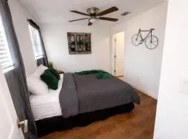 Stylish Bishop Arts Loft With Continental Breakfast