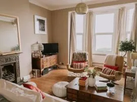 Beachfront 2 bedroom Sea View Apartment Broadstairs Sleeps 6