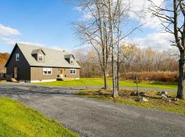 Luxury 4BR in Hudson Valley on a 8 Acre Estate - Hot Tub, Large Firepit, Oversized 38 Ft Deck!, hotel i Old Chatham