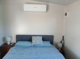 Cozy Matarangi Cabin Garden and Lake views, Hotel in Matarangi