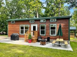 Redwood Chalet Cottage, Hotel in Howell