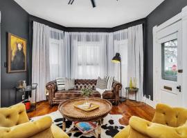 Enchanting Bungalow - 2BR Historic Hidden Gem, bungalov v mestu Xenia