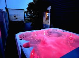 Hamilton's Beach House Stunning Lake Views! Modern Open concept HotTub,firepit, 3BR: Hamilton şehrinde bir otel