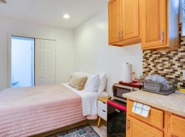 1 Mi to Linden Ave! Cozy Studio Stay in Elmont โรงแรมในElmont
