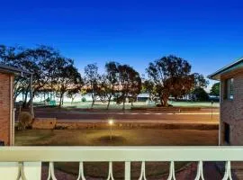 Crystal Waters-2 bed, 2 bathroom, Beachfront Unit!