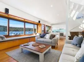 Waterfront Scotland Island Holiday Home - Family & Pet Friendly - 3 Bedrooms - Wifi - Netflix - Private Jetty