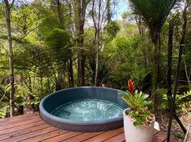 Tui Bush Chalet and Hot tub, Hotel in Parakakau
