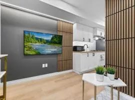 High Park Grove Modern 1B1B, Kitchen, Laundry
