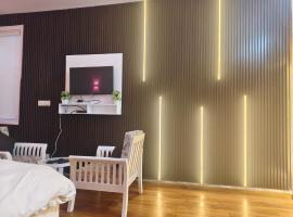 The Nainital Luxury Cotteges – hotel w mieście Bhowāli