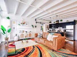 Luxury 2BR 2BA Loft Ice District W Heated Parking, khách sạn ở Edmonton