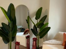 Luxury, Chic, Apt with Game Room, Movie Theatre, & 24hr Gym, hotel u gradu 'Rockville'