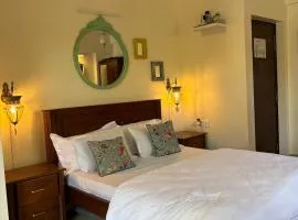 Baga Seawinds Luxury Studio with Pool and Walking To Beach