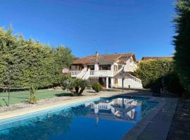 Maravillosa casa con piscina en un pueblo único, Artajona - Navarra, Hotel in Artajona