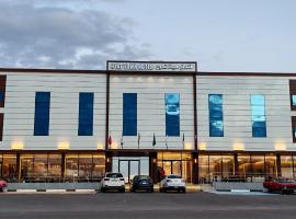 فندق حياة تاون حقل，Ḩaql的有停車位的飯店