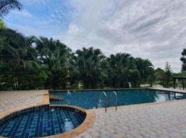 Phuphayot Resort, hotel dengan tab panas di Huai Yot