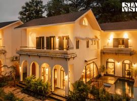 StayVista at Casa Lumina with Pool & Lawn, hotel i Siolim