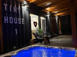 Tiny House by the forest 1، فندق في Borod
