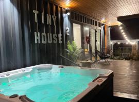 Tiny House by the forest “2”، فندق في Borod