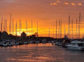 Bel appartement dans résidence avec piscine, hotel ad Arzon