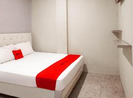 RedDoorz at Deluxe Hotel near Terminal Purabaya Bungurasih โรงแรมในซิโดอาร์โจ