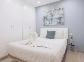 Stylish 1BR City Apartment with Stunning Rooftop Terrace