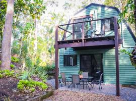 GREEN TREES CHALET Australia Zoo close by, Hotel in Landsborough