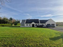 Welcome to Lakeland Fishery!, hotel i Rooskey