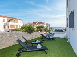 Pool Apartments Banta B