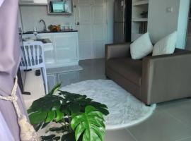 Charming Condo in Wichit Comfort Meets Convenience, hotel i Ban Rangeng