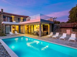 Charming Holiday Home with private heated pool, Hotel in Jakišnica