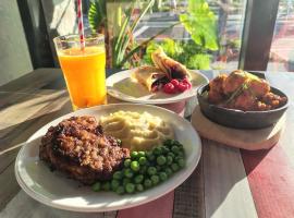 Breakfast & Dinner Included - Top-Floor Apartment Maroochydore CBD、マルーチードールの駐車場付きホテル