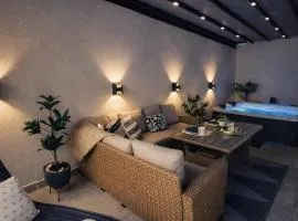 Luxury 2 storey 2bedroom condo with Private Jacuzzi & patio - Athens
