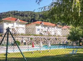 Chalet adosado con piscina en el Valle de Asón LA TUDANCA, hotel v destinácii Arredondo