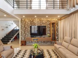 Sundara Haven VillaPoolGardenBBQ1hr E-City HSR, khách sạn ở Hosūr