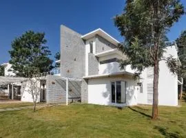 Royal County Villa by StayJadeHuge Lawn Jacuzzi