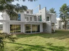 The Golfshire Villa by StayJadeProjectorJacuzzi