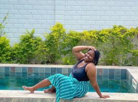 Bon coin de détente avec piscine, Hotel in Abomey-Calavi