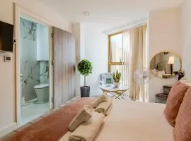 Luxe London Retreat by Aureva Residences