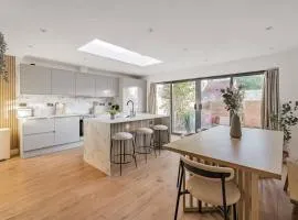Modern 5 Bedroom House by Oxford Train Station