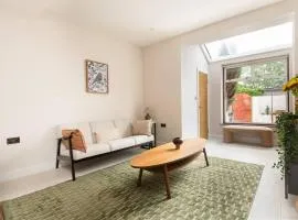 New, Modern House for 12 by Oxford Train Station