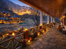 The Riverside Boutique Inn - Tirthan Valley , with Garden, Bonfire & Free Parking #Pet-Friendly، فندق في Jibhi