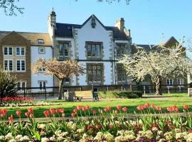 No1 - The Marilyn, Executive Flat Town Centre