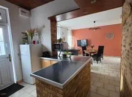 La maison de Victoire 80 m2, cour, WC à l'étage et poêle à pellet