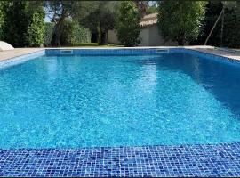 Villa Ludea - villa détente, spacieuse, grande piscine, climatisation entre mer et vignes, Hotel in Teyran